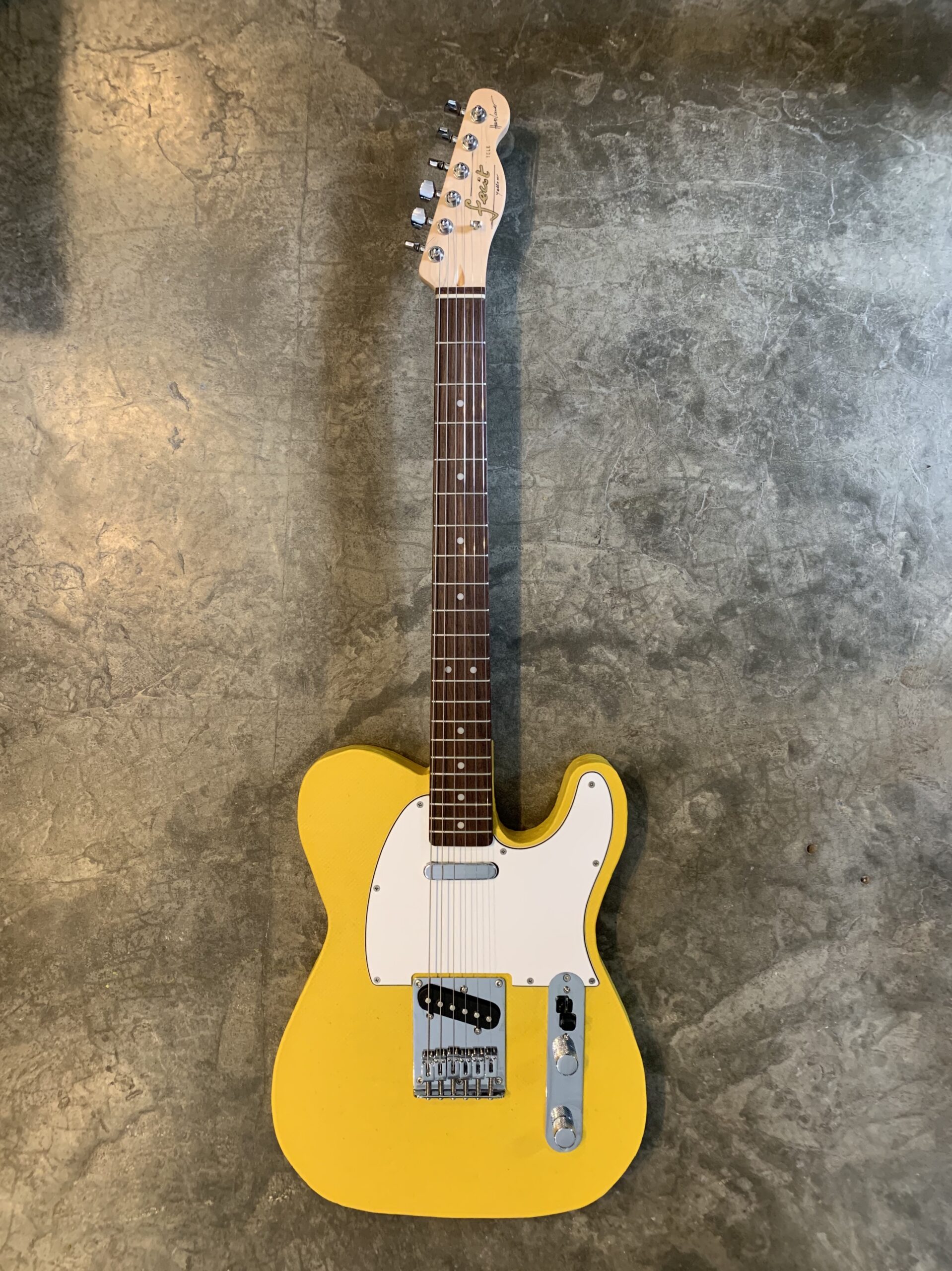 Sans titre jaune (guitare)